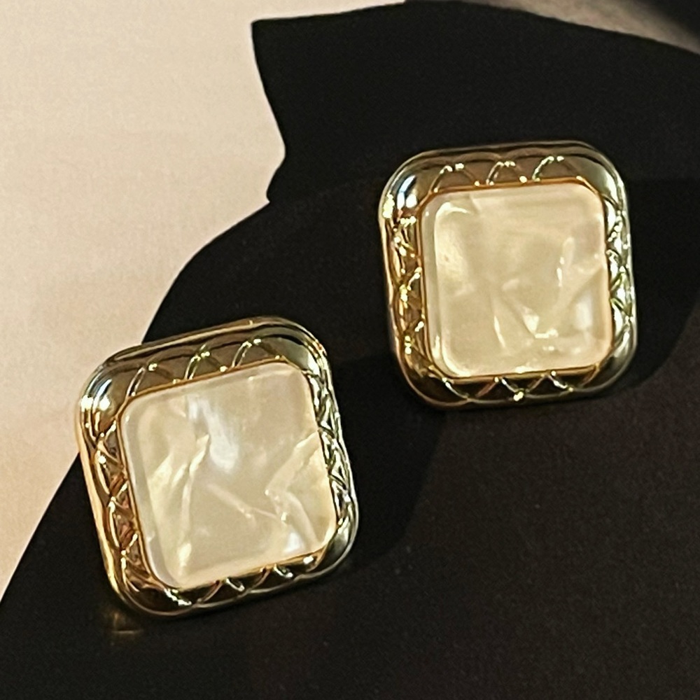 ✨Elegant Silver/White Ripples Stud Earring